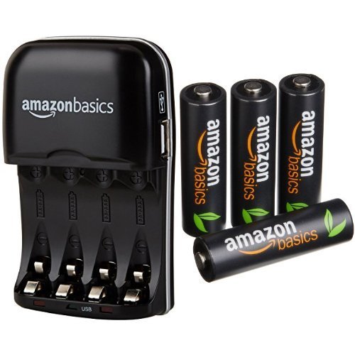 AmazonBasics Batterieladegerät für Ni-MH AA / AAA Akkus mit USB-Port  und  vorgeladene Ni-MH AA-Akkus, 500 Zyklen, 4Stck
